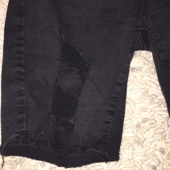 ✨3/20✨ Distressed black denim bermuda shorts - Picture 3 of 7